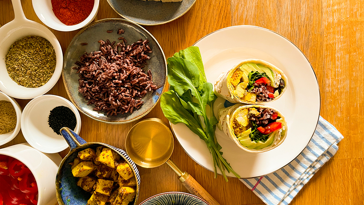 Vegan burrito, malzemeleriyle birlikte sofra sunumu