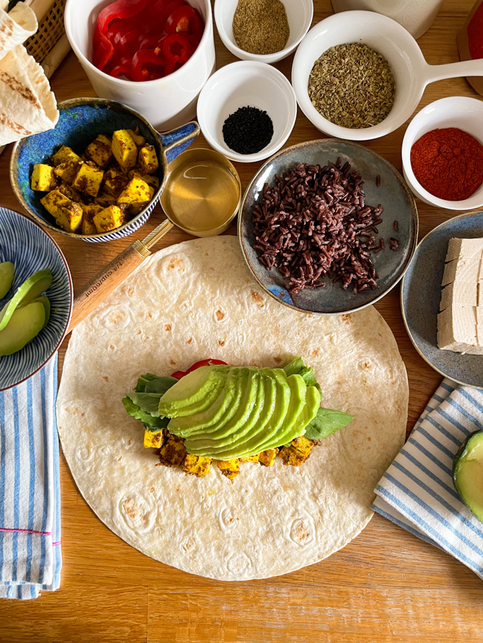 Vegan burrito lavaş üzerine malzemeler dizilirken