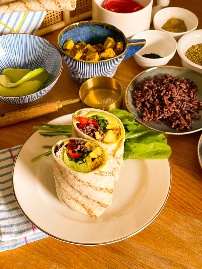 Dilimlenmiş vegan burrito, tabakta sunum
