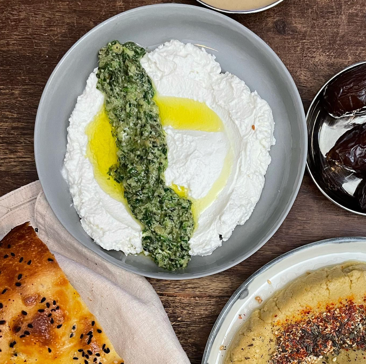 Kaymaklı lor peyniri mezesi, fesleğen-ıspanak-ceviz sosuyla