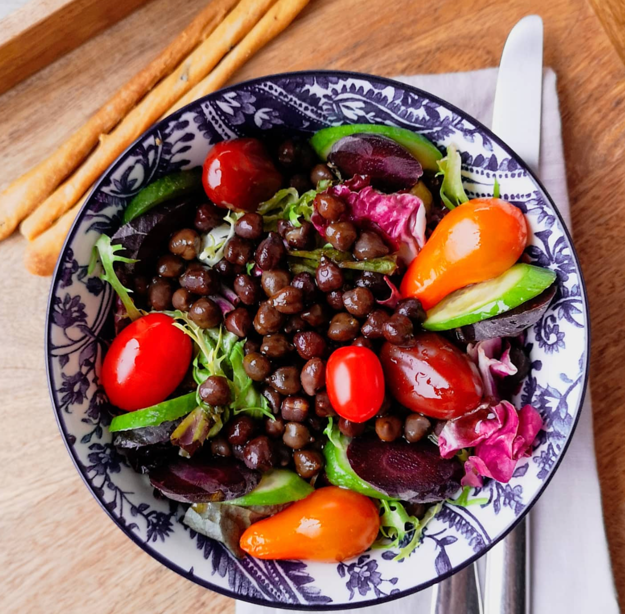 Nar ekşili siyah nohut salatası