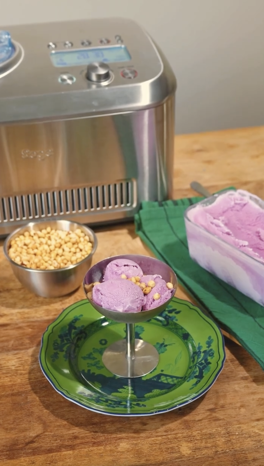 Ubeli gelato sunumu - fındıklı servis ve dondurma makinesi