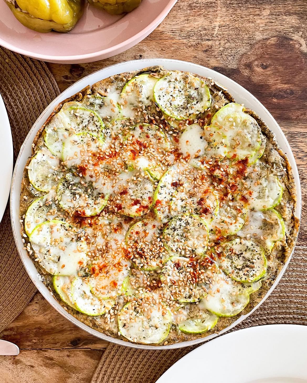 Çıtır kabak, biber turşusuyla sofra sunumu