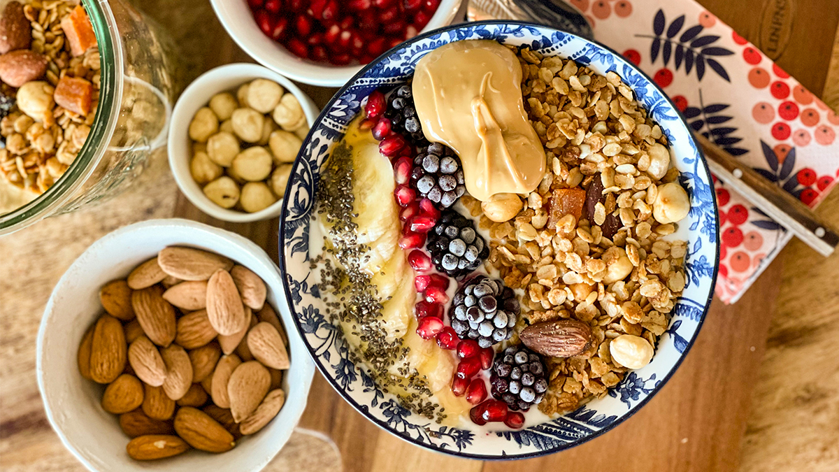Tahinli vegan granola kasesi, badem, fındık ve narla