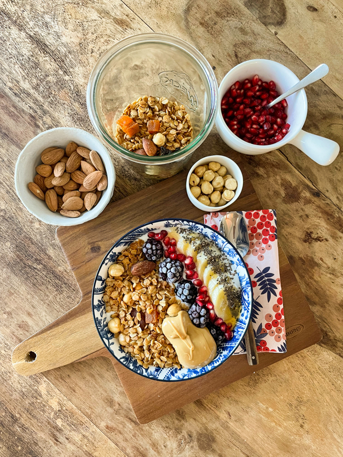 Tahinli vegan granola tahta kesme tahtası üzerinde
