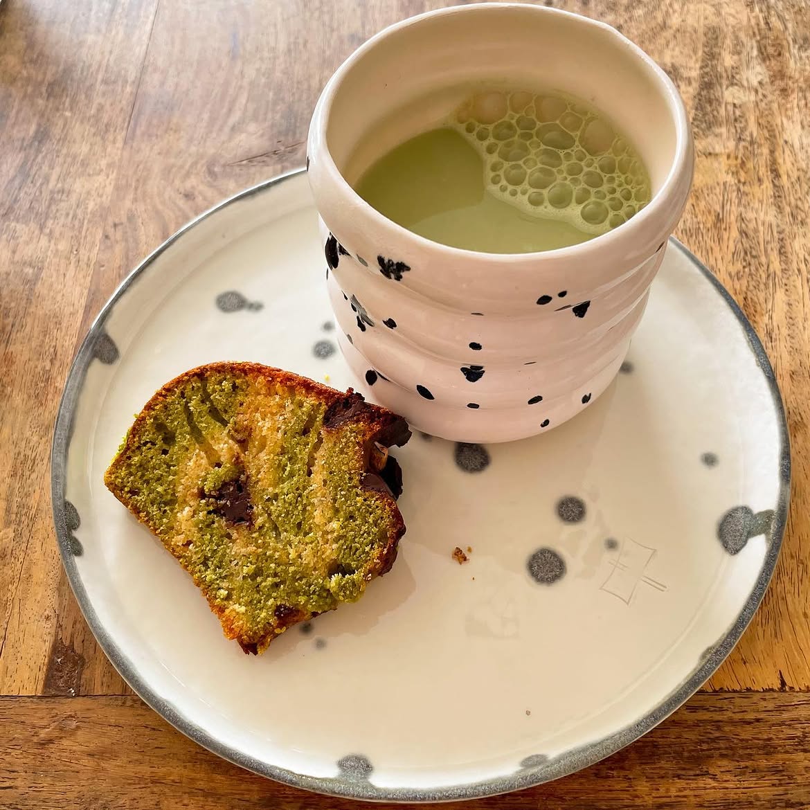 Antep fıstıklı matcha kek dilim ve matcha latte