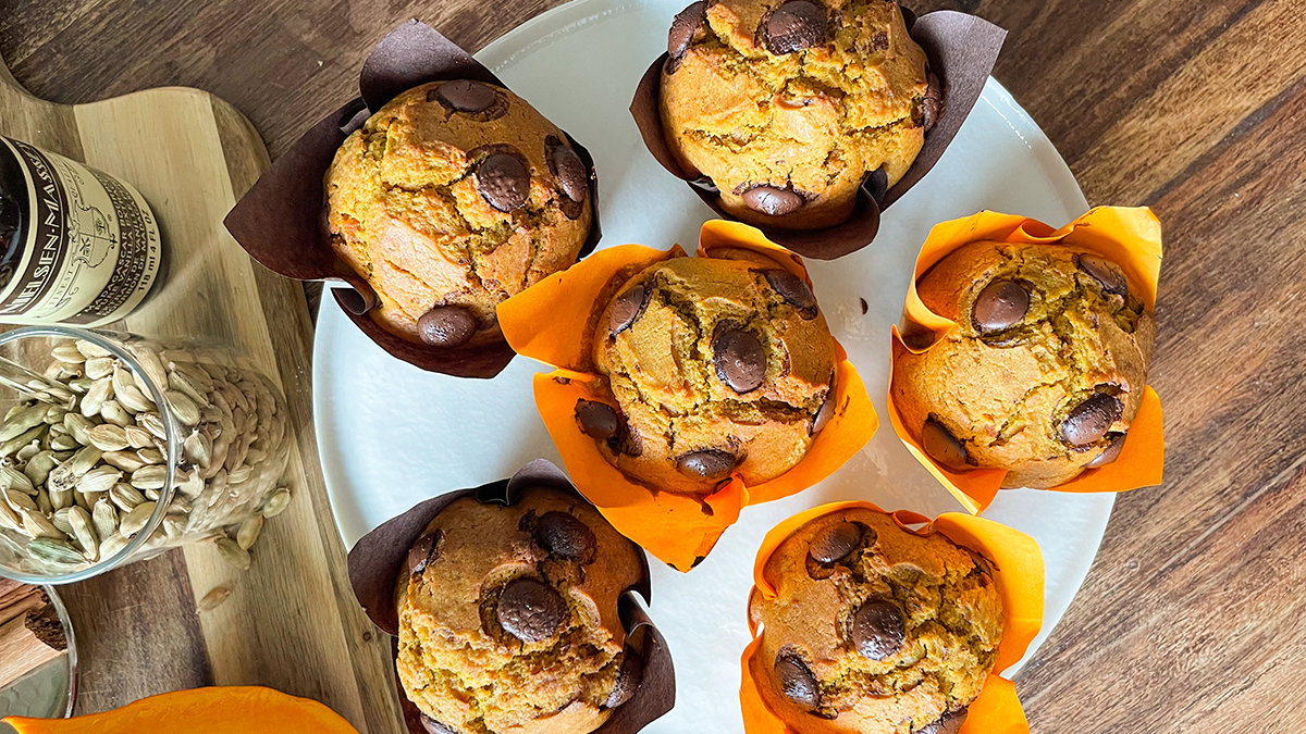 Tabakta çikolata parçacıklı bal kabaklı vegan muffinler