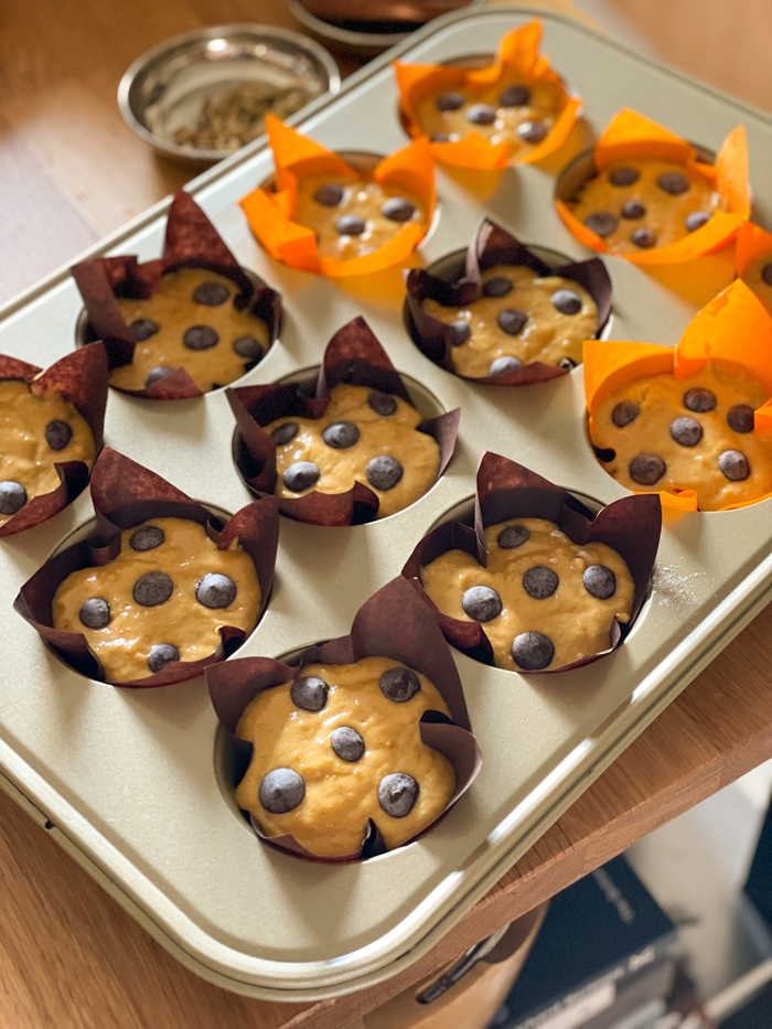 Muffin kalıplarına doldurulmuş bal kabaklı vegan muffin hamuru