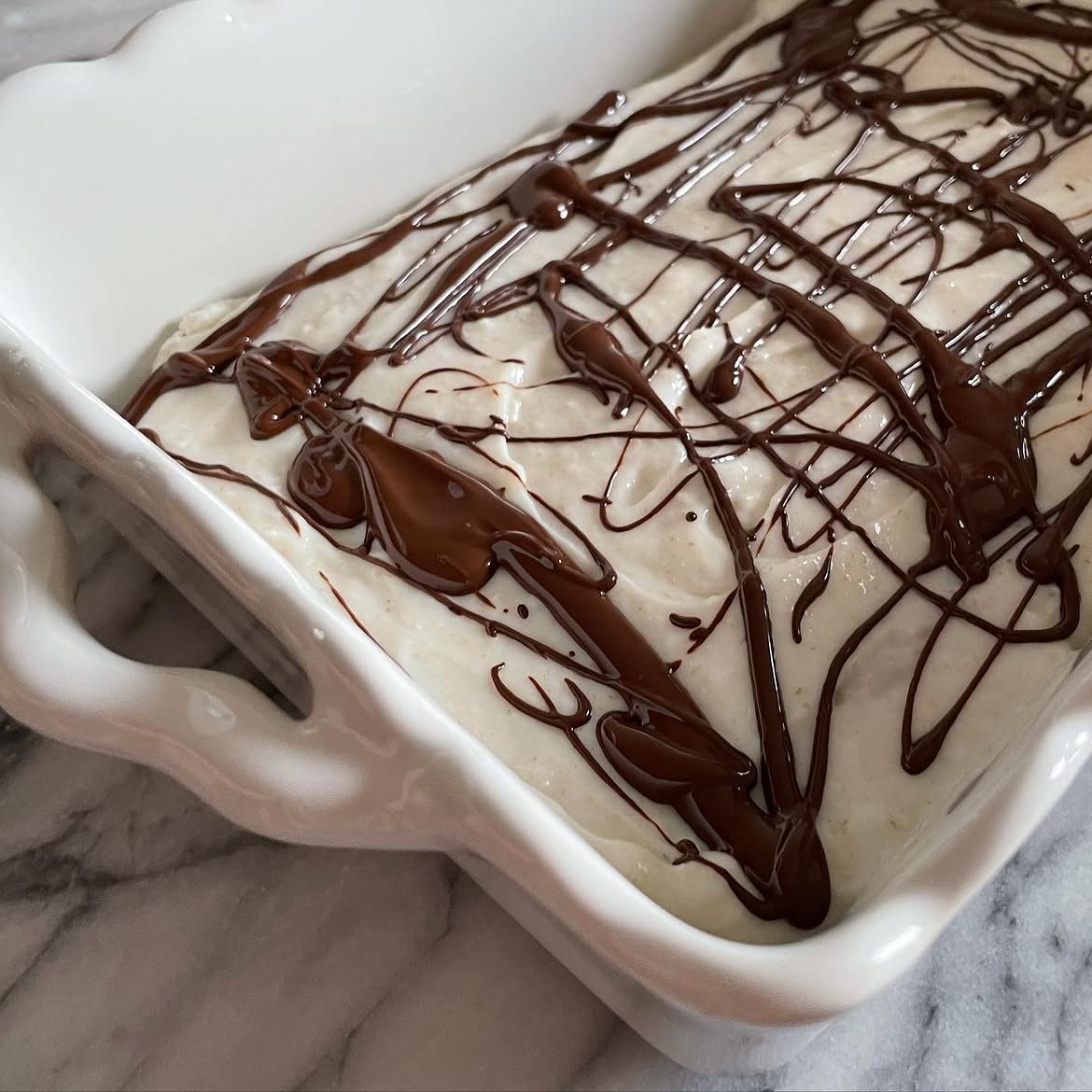 Çikolatalı kolay tiramisu üzerine çikolata gezdirme
