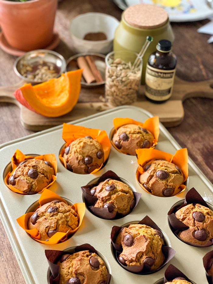 Fırından yeni çıkmış bal kabaklı vegan muffinler