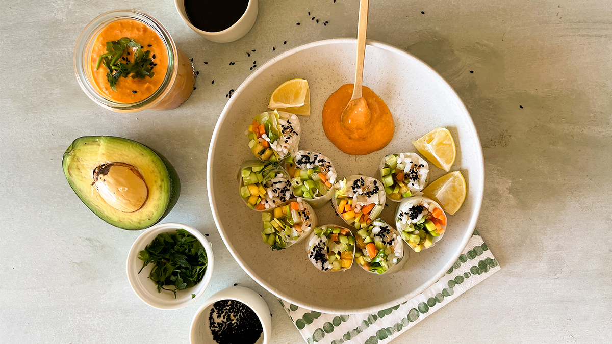Tabakta şeftalili vegan suşi ruloları, sos ve limonla