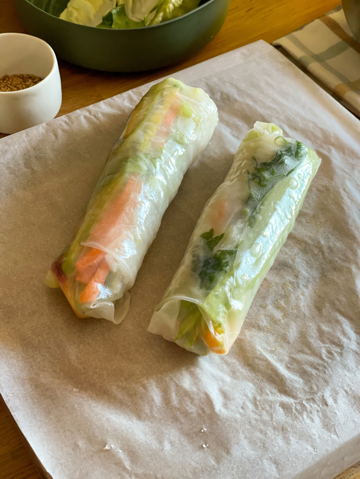Pirinç yufkasına sarılmış vegan suşi ruloları
