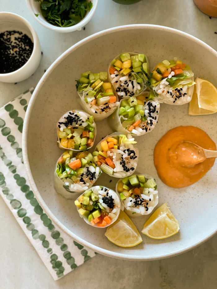 Şeftalili vegan suşi ruloları yakın çekim sunum