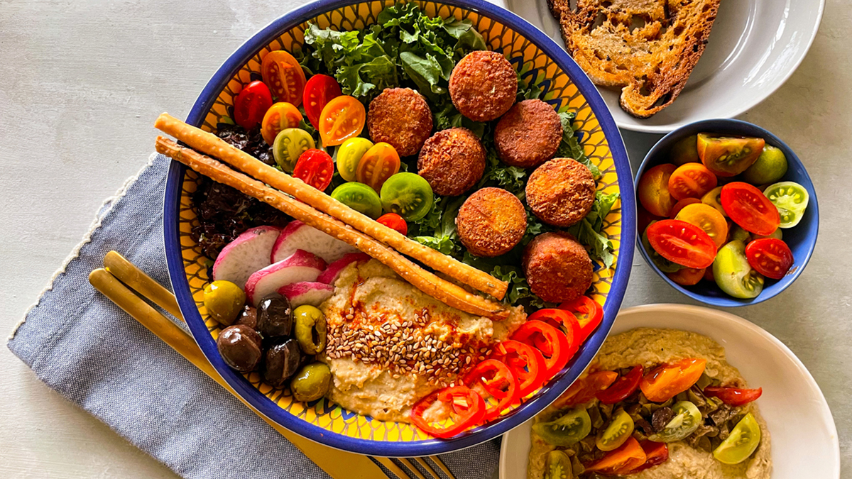 Humus dolgulu falafel, közlenmiş domates ve zeytinle hazırlanmış bowl