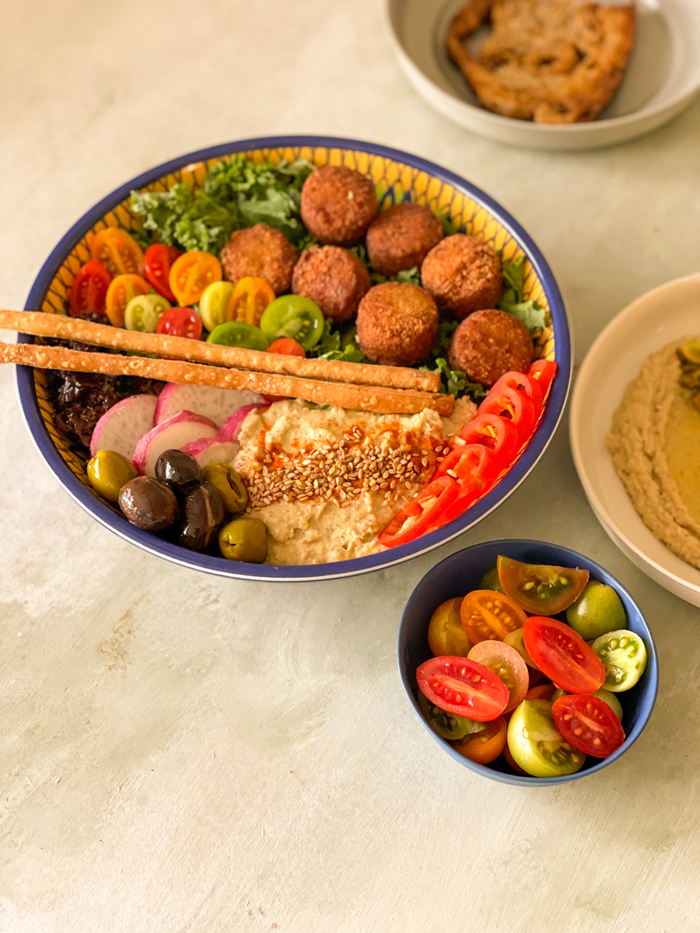 Humus dolgulu falafel bowl yakın çekim üstten görünüm