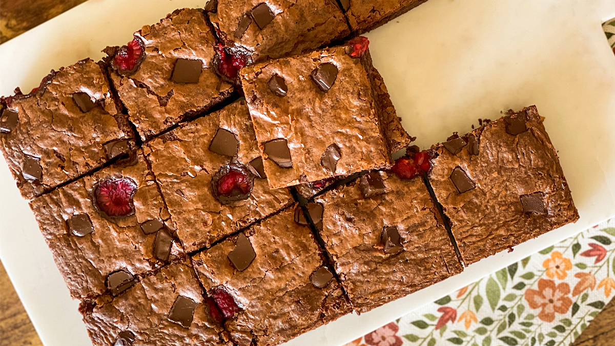 Dilimlenmiş çikolata ve ahudulu vegan brownie kareleri