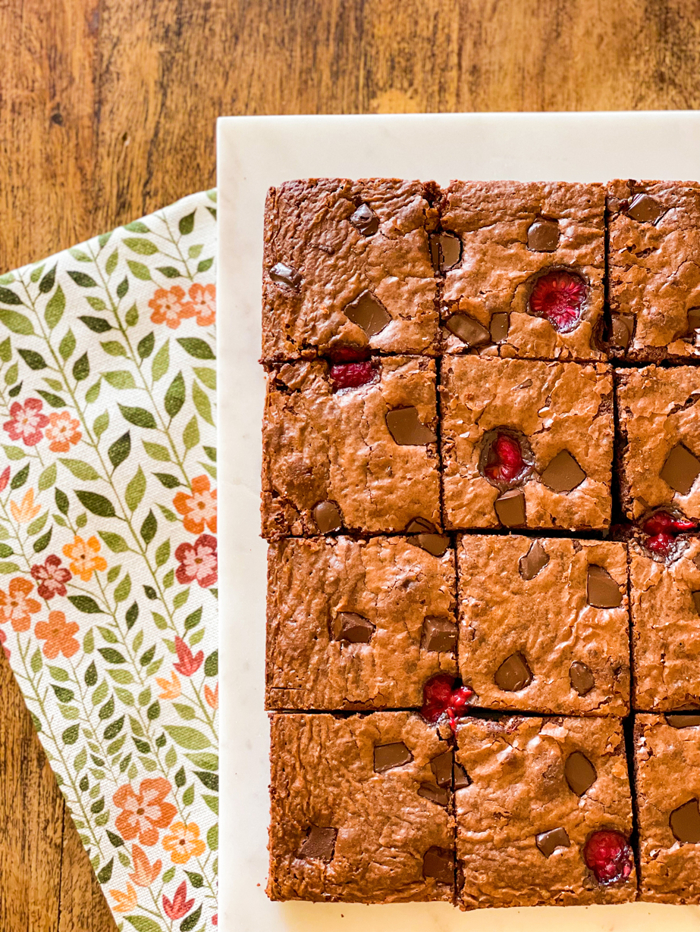 Vegan brownie kareleri mermer tabak üzerinde sunum