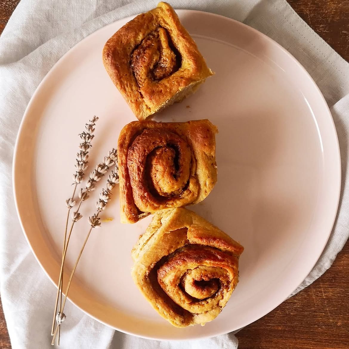 Pişmiş cinnamon roll tarçınlı çörek