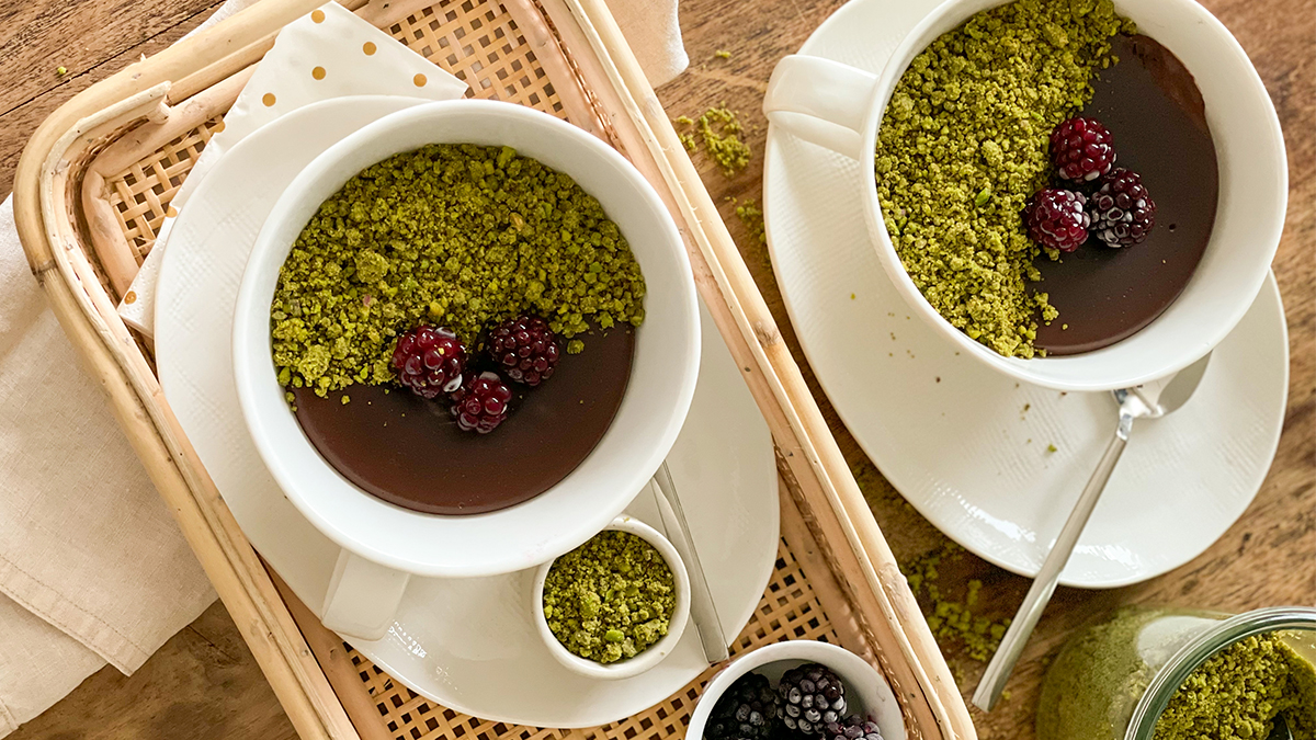 Vegan çikolatalı puding, fıstık kırığı ve böğürtlenle iki fincanda