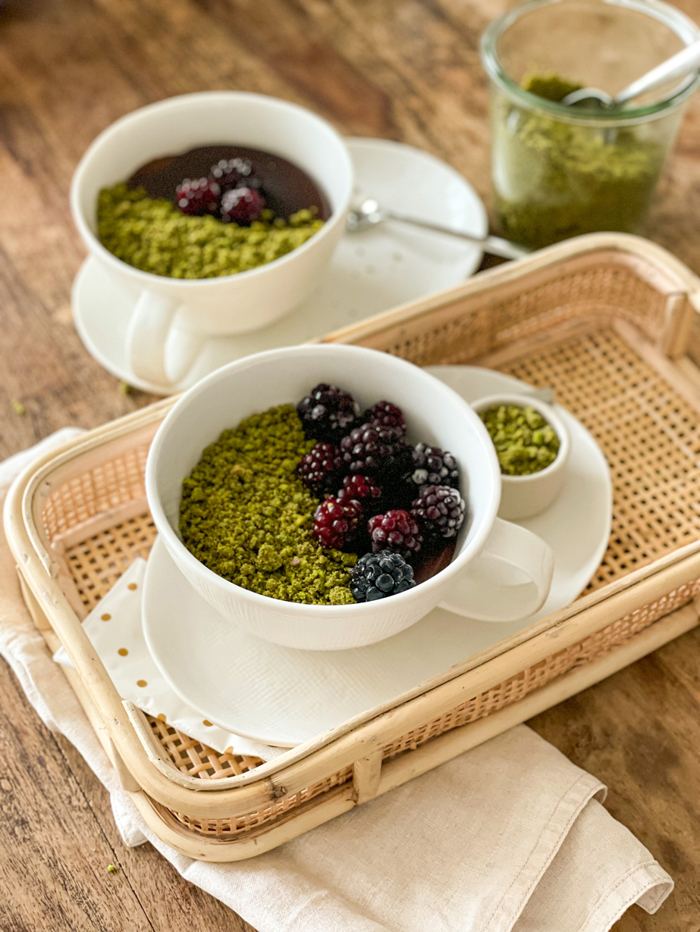 Vegan çikolatalı puding tepside sunum