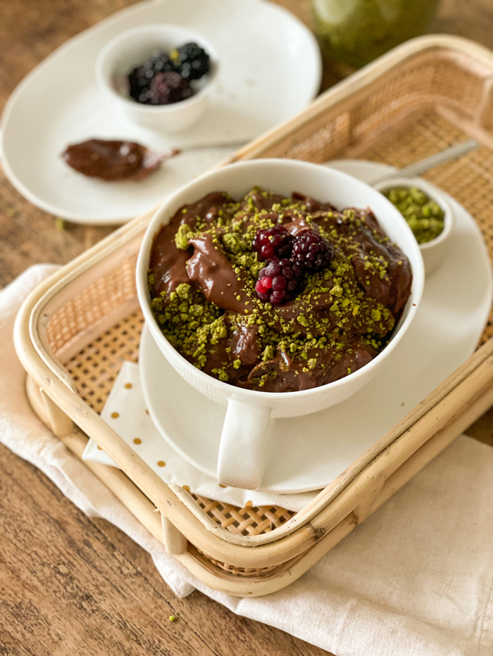 Vegan çikolatalı puding kaşıkla yakın çekim