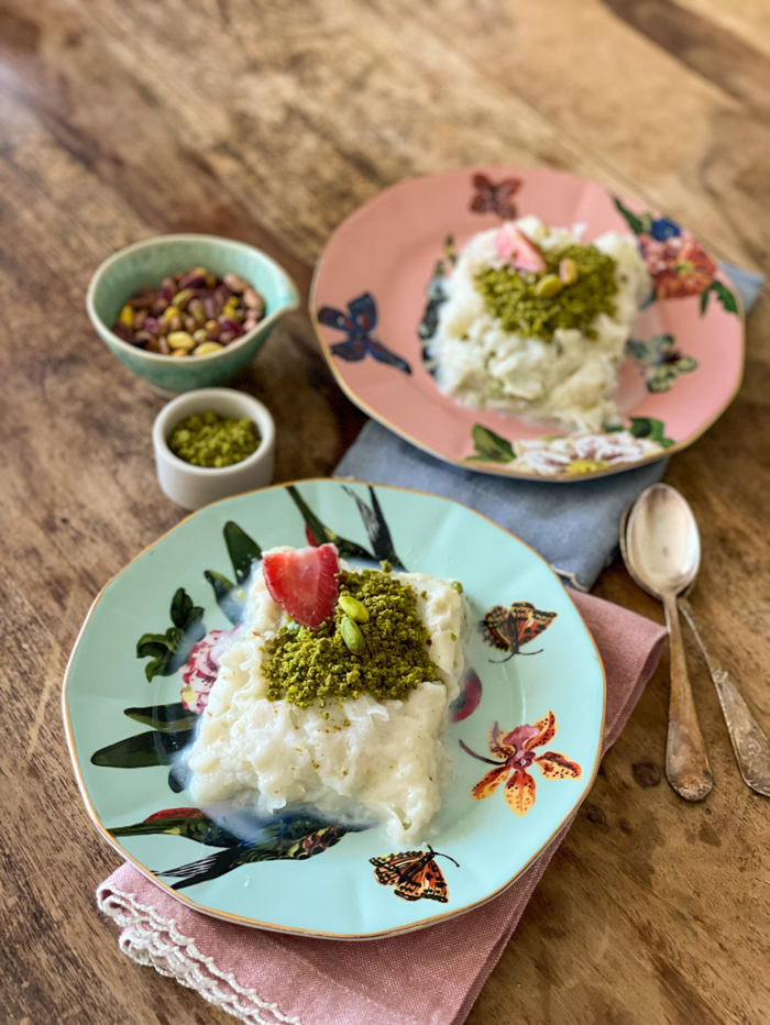 Çilekli Antep fıstıklı vegan güllaç, süslü tabakta sunum