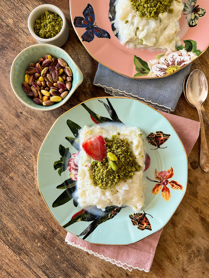 Çilekli Antep fıstıklı vegan güllaç üstten görünüm, iki porsiyon