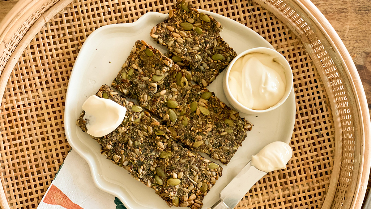 Vegan çekirdekli kraker, dilimlenmiş, yanında vegan krema ile