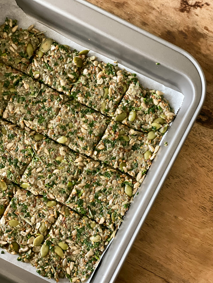 Vegan çekirdekli kraker hamuru tepside dilimlenmiş, fırına girmeden önce