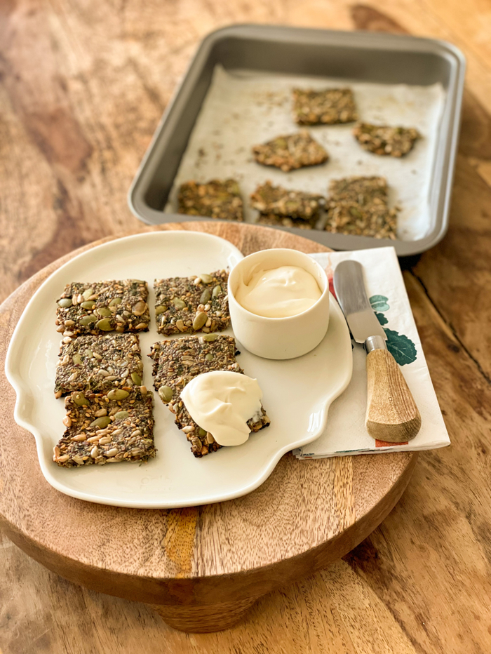 Vegan çekirdekli kraker tabakta ve tepside sunum