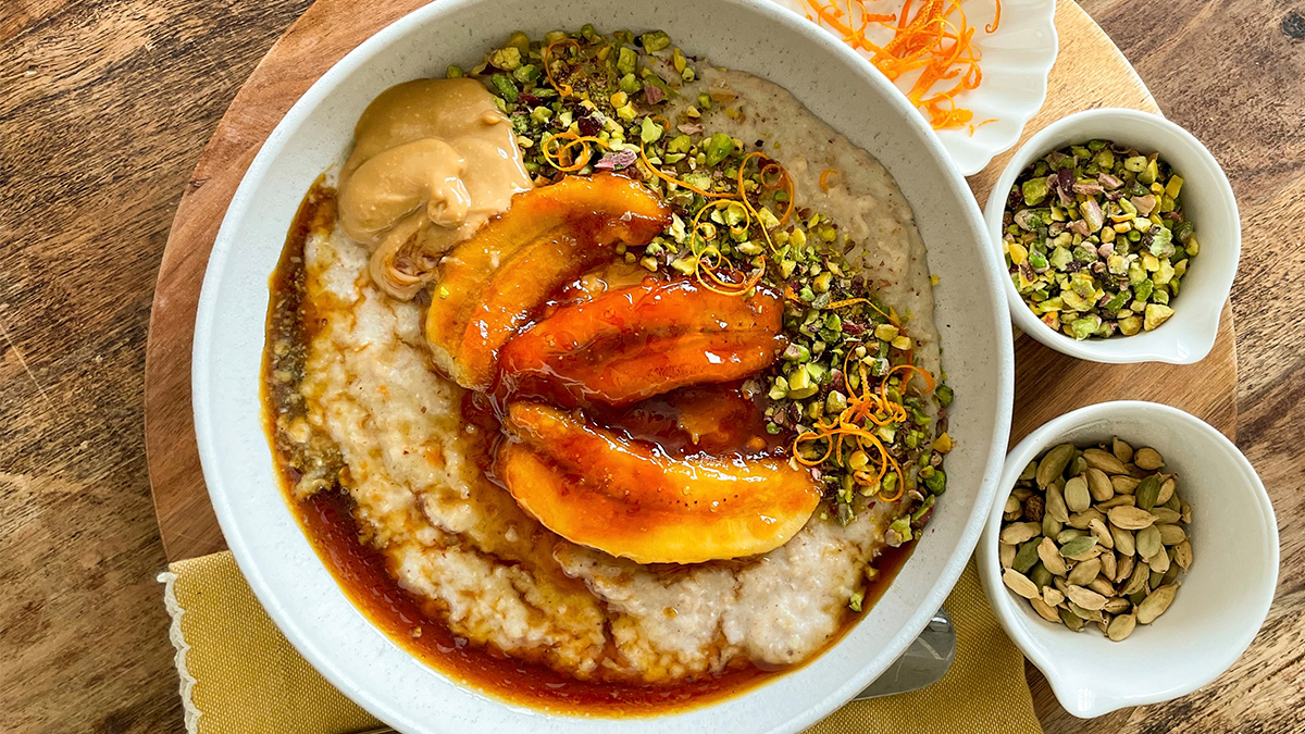 Karamelize muz, fıstık ve portakal kabuğu rendeli porridge