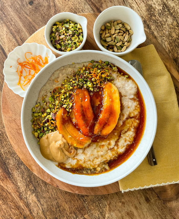 Karamelize muzlu porridge, fıstık ve kakule ile sunum