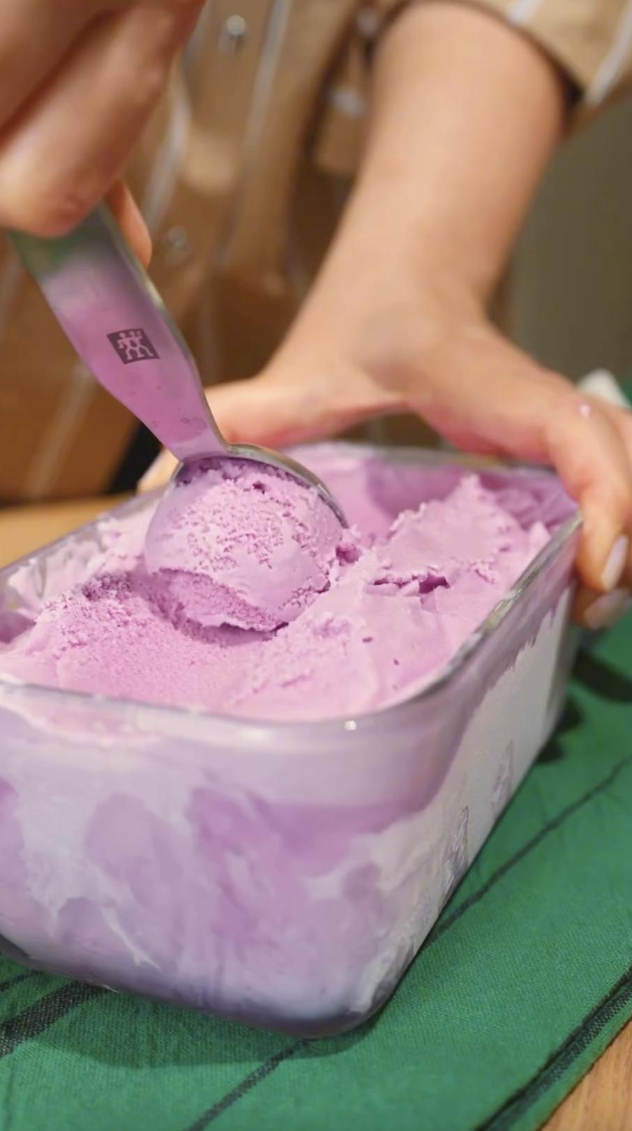 Ubeli gelato servisi - kaseden dondurma alınması