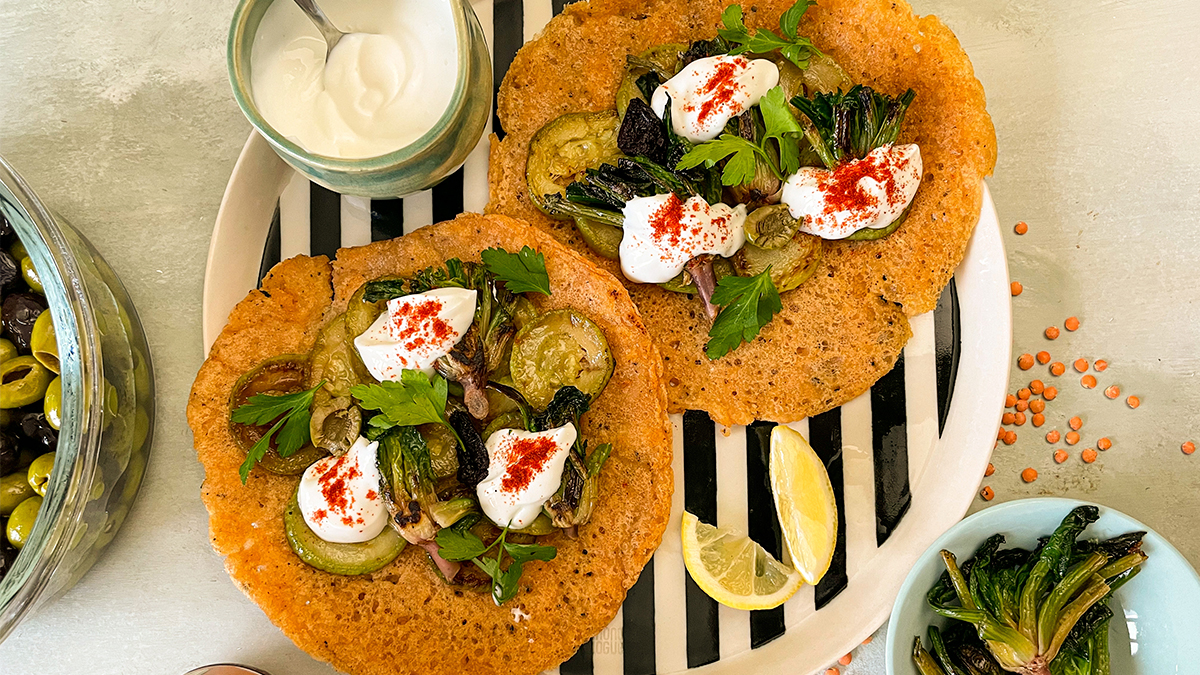 Sote sebze, kaju yoğurdu ve pul biberle servis edilen vegan mercimek krep