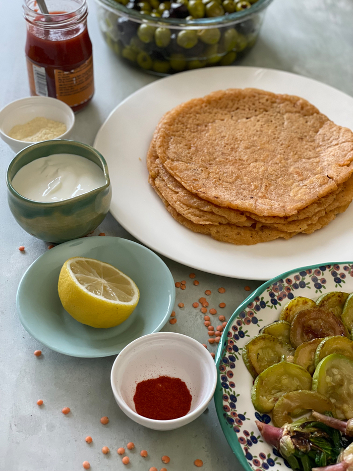 Vegan mercimek krep tarifi malzemeleri ve pişmiş krepler