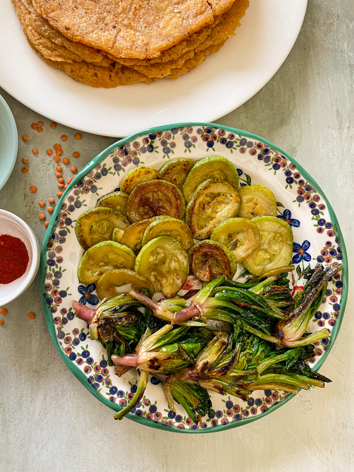 Vegan mercimek krep içi için sote sakız kabağı ve taze soğan