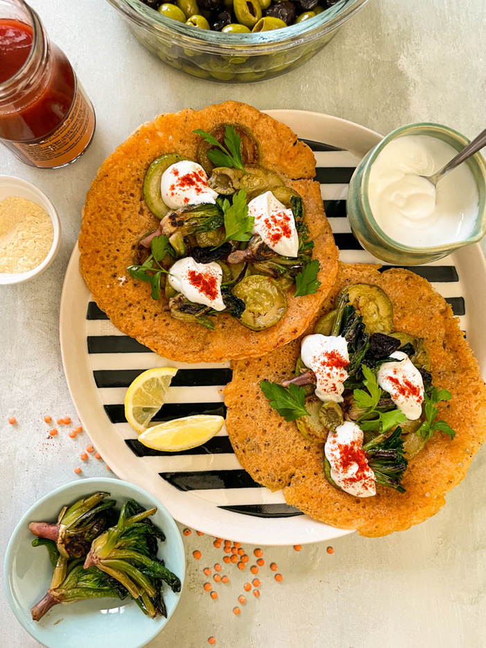 Vegan mercimek krep, limon ve zeytinle sofra sunumu