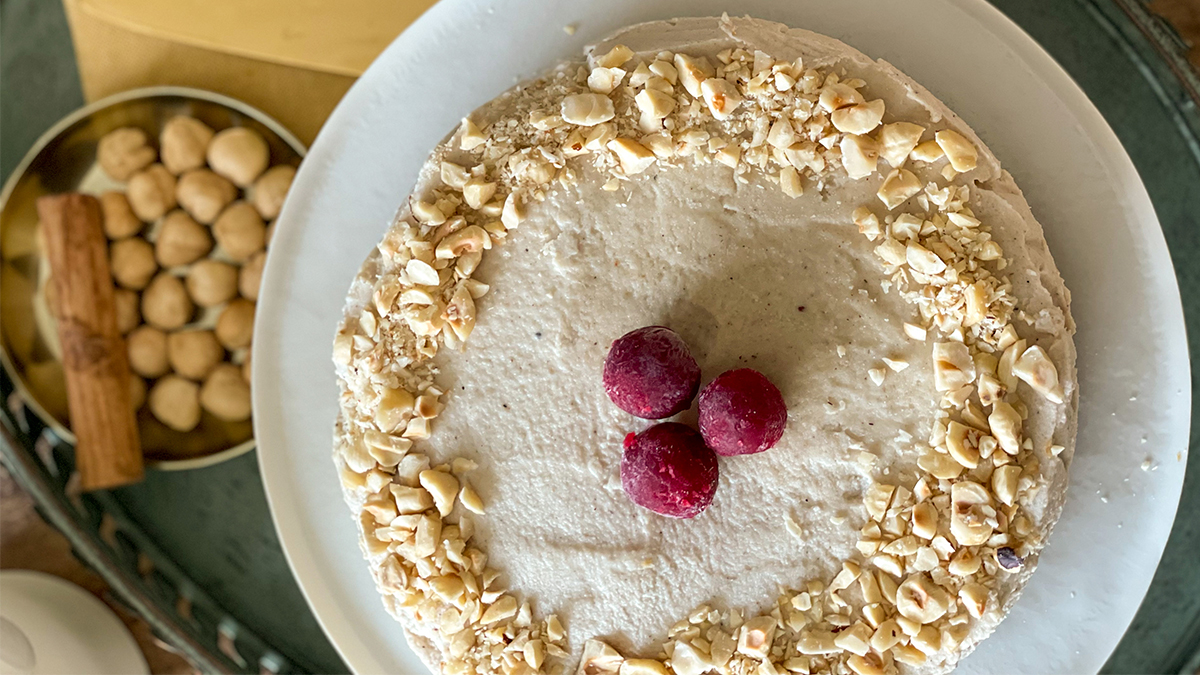 Vegan chai tea latte cheesecake, fındık ve ahududu ile üstten görünüm