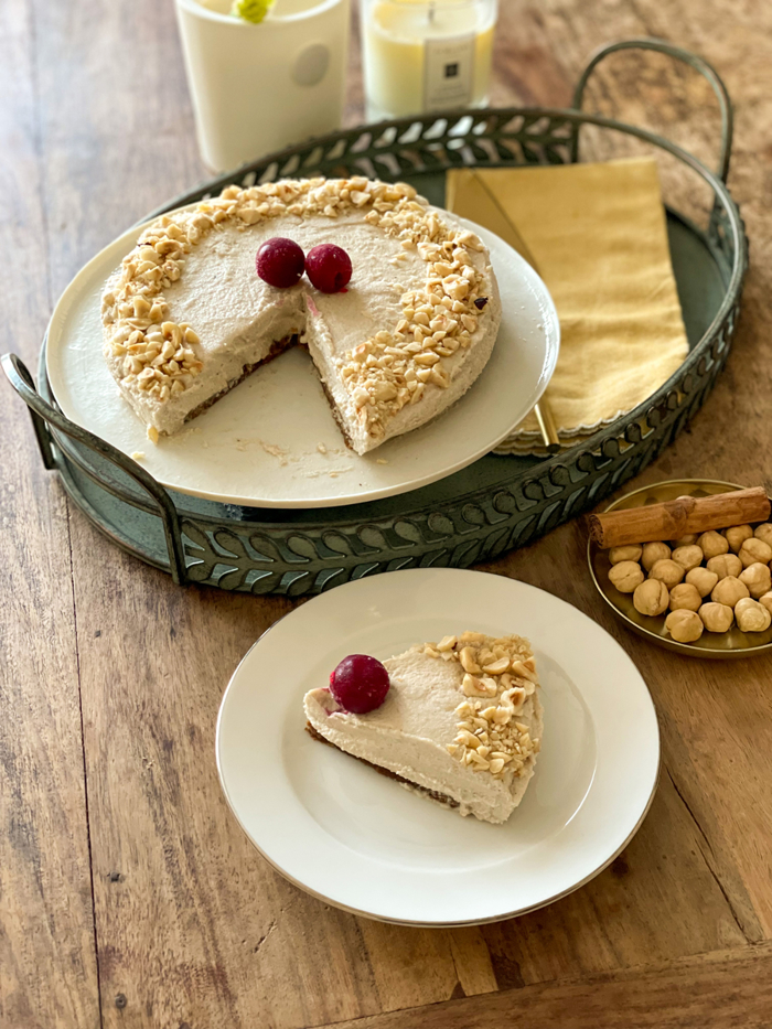 Dilimlenmiş vegan chai tea latte cheesecake, tabakta bir dilim