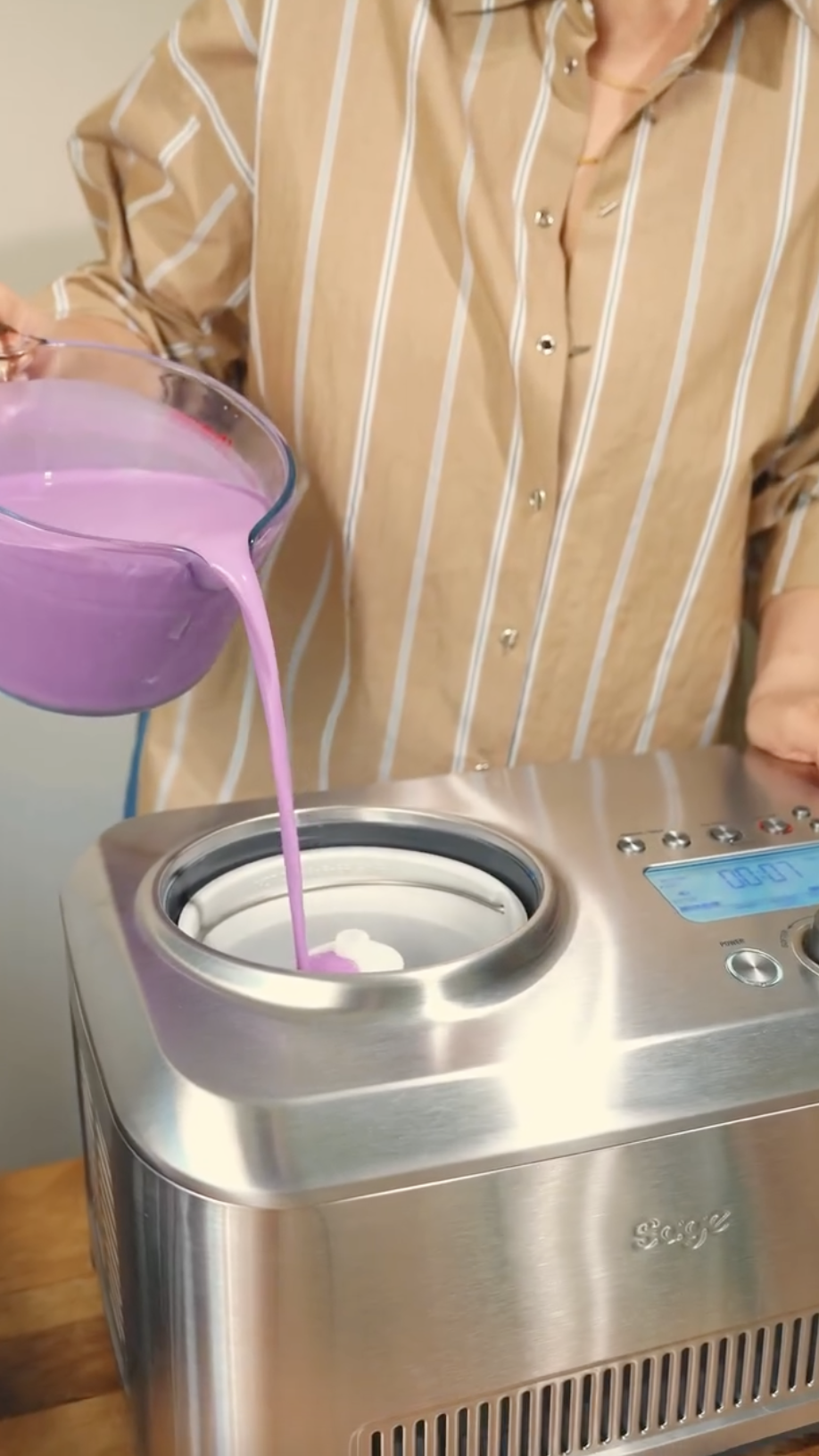 Ubeli gelato karışımının dondurma makinesine dökülmesi