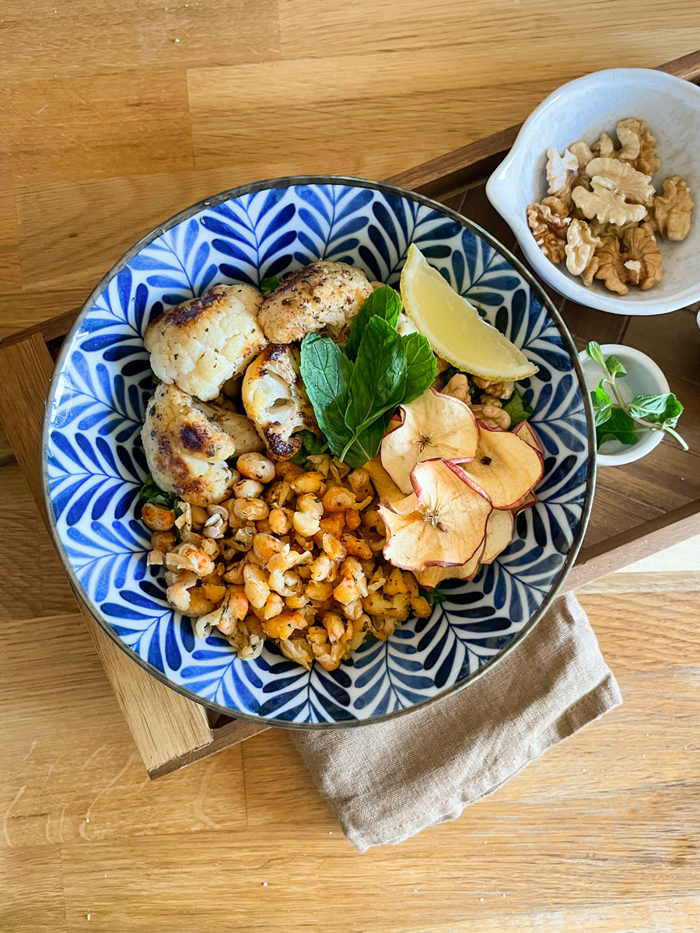 Vegan patlak kuru fasulye salatası tepside sunum
