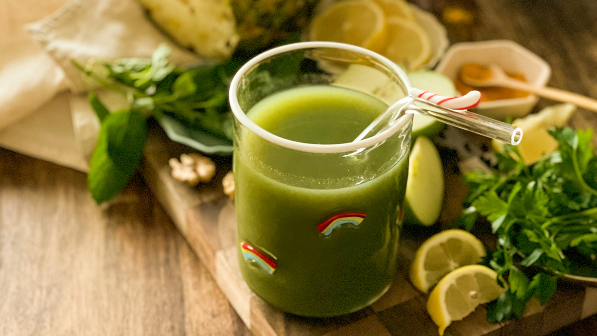 Bardakta yeşil detoks içeceği, nane ve limonla