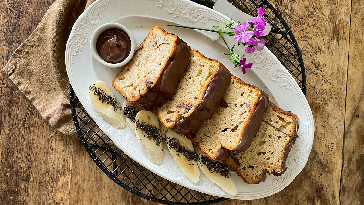 Dilimlenmiş vegan banana bread, muz ve çikolata ile üstten görünüm