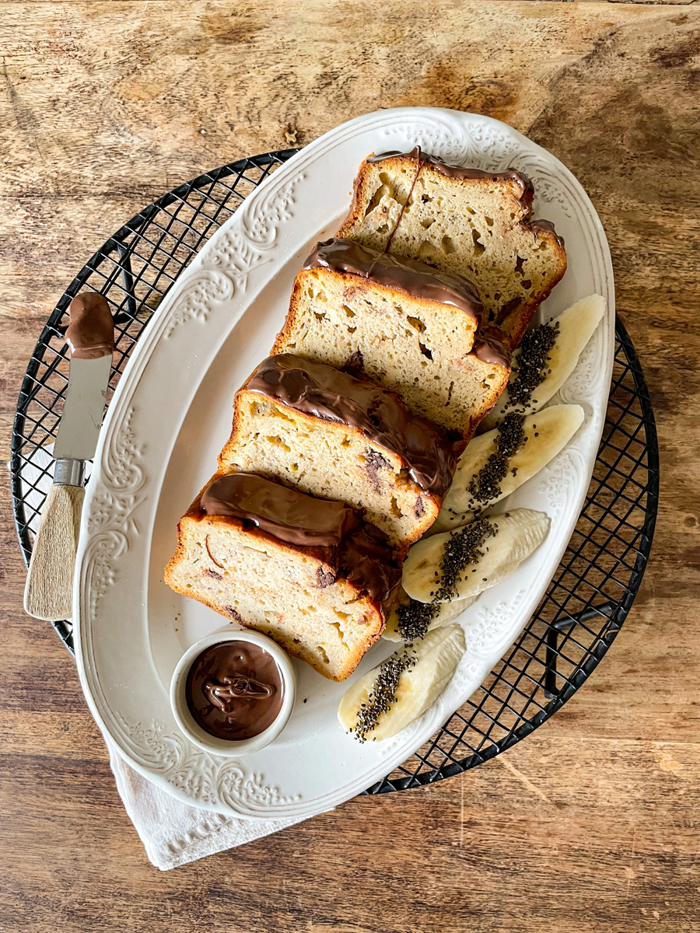 Vegan banana bread yakın çekim, nemli doku