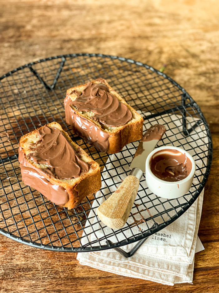 Vegan banana bread dilimleri ızgara üzerinde sunum