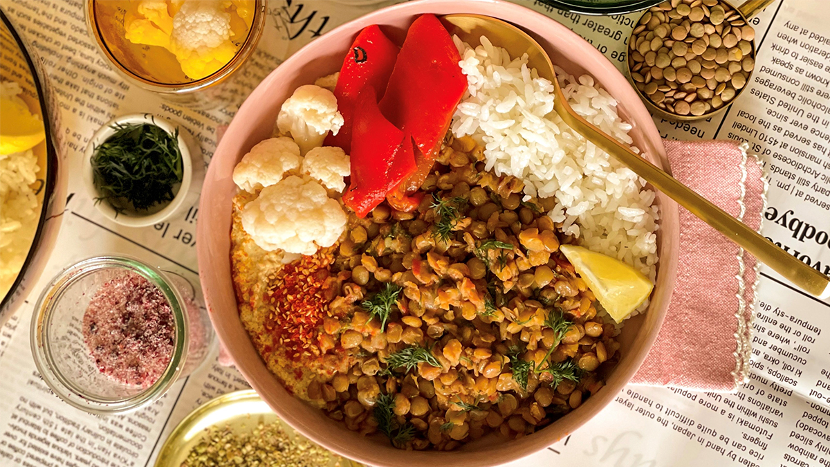 Köz biberli humuslu mercimek bowl, üstten görünüm
