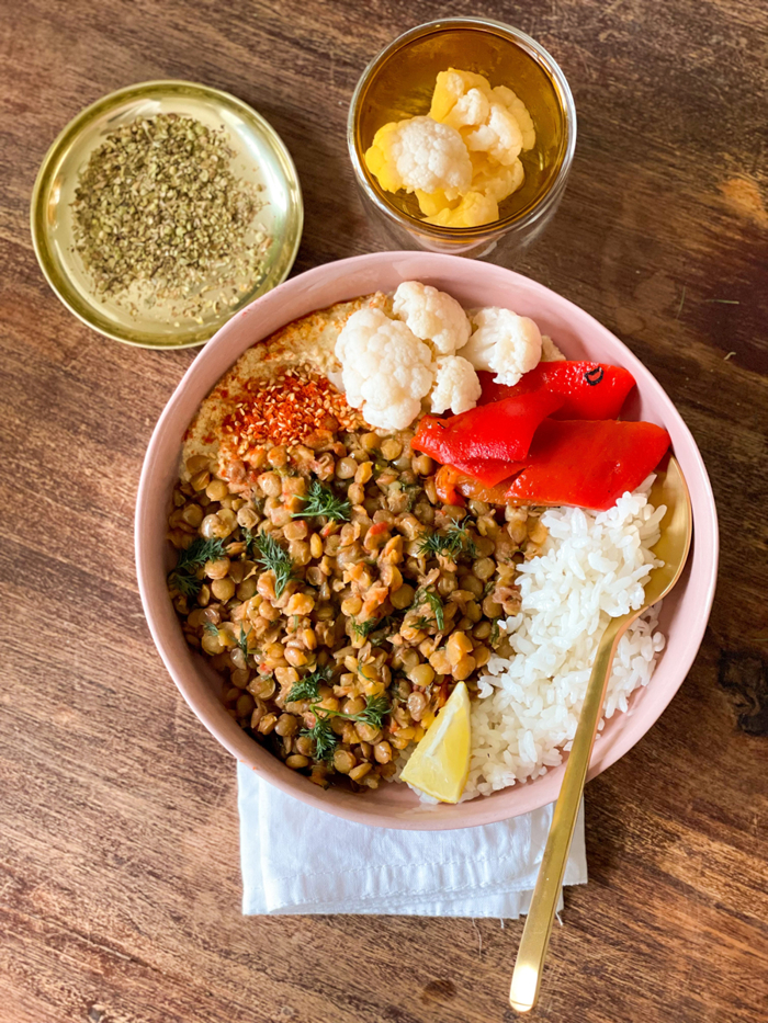 Köz biberli humuslu mercimek bowl, baharatlarla sunum